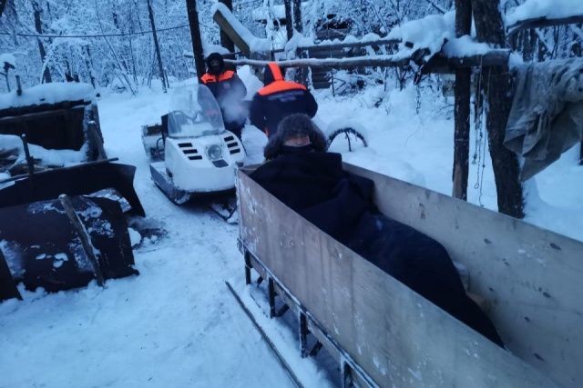 На Колыме спасатели помогли 89-летнему рыбаку с вывихом челюсти