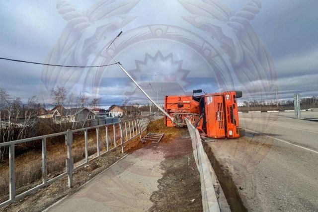 КАМАЗ с песком опрокинулся и снес столб в районе Жатая