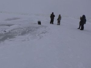 В Якутии во время изучения толщины льда автозимника провалился вездеход
