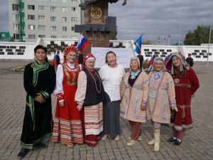 В Москве в парке Победы на Поклонной горе волонтеры развернут российский флаг