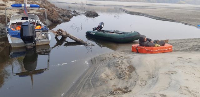 Мужчина сломал ногу и застрял на острове около Зеленого луга