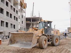 Евгений Григорьев осмотрел строительство дома для маневренного фонда