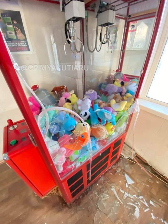 В Якутске вандалы разгромили теплую остановку "Столичный рынок" на улице Дзержинского