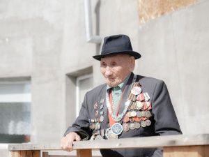 «Поем двором»: в Мархе поздравили ветерана Великой Отечественной войны Наума Слепцова