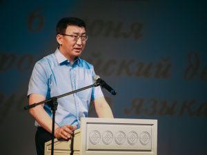 Премия Главы Якутии в области сохранения изучения и развития родных языков имени Н.Г. Самсонова вручена Марии Соловьёвой   