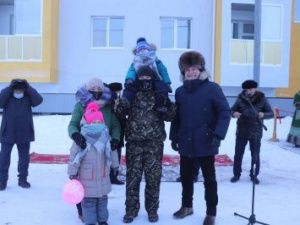 Кирилл Бычков вручил ключи от 124 квартир переселенцам из аварийного жилья в Мегино-Кангаласском районе
