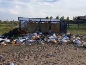 В Тулагино городских выгнали с пляжа, но мусор остался