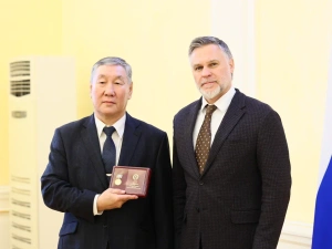 Кирилл Бычков вручил государственные награды лучшим юристам Якутии