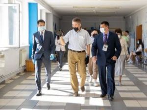 Андрей Тарасенко оценил высокий уровень организации ЕГЭ в школах с учётом текущей эпидобстановки