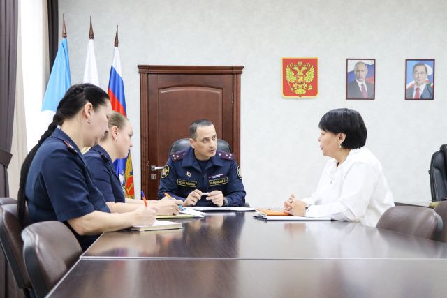 Состоялась рабочая встреча начальника УФСИН Сергея Калиновского и Уполномоченного по правам ребенка в Республике Саха (Якутия) Туйаары Васильевой