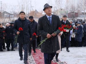 В День учителя в Якутске возложили цветы к памятнику Михаилу Алексееву