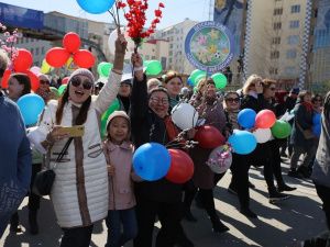 Айсен Николаев поздравил участников первомайской демонстрации