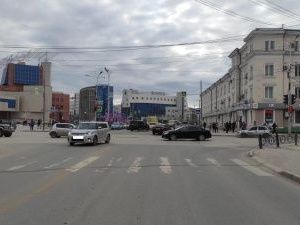 В Якутске женщина на самокате попала под колеса машины