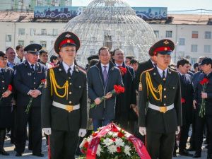 В День Республики Айсен Николаев возложил цветы к памятнику П.А. Ойунского