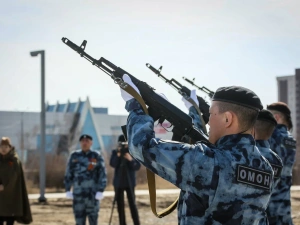 В Якутске возложили цветы в Парке Победы в честь памяти о воинах-якутянах и тружениках тыла
