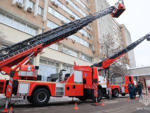 Глава МЧС России Александр Куренков и представители Правительства РФ осмотрели образцы техники и оснащения МЧС России