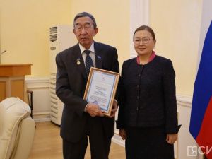 Специальную премию в 100 тысяч рублей вручили ста педагогам Якутии