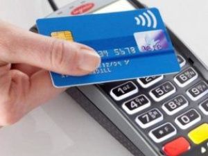 В Якутске продавец украл деньги с банковской карты покупательницы