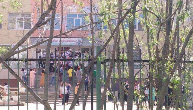 Школа в Якутске заплатит штраф за массовое скопление выпускников