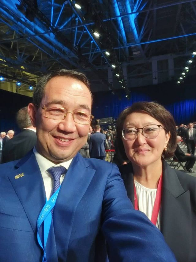 Фотофакт: селфи Айсена Николаева и Сарданы Авксентьевой на ВЭФ-2022