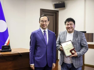 Айсен Николаев провел встречу с представителями общественности Якутии