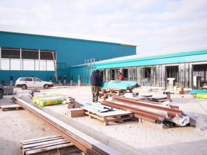 Евгений Григорьев проверил ход строительства многофункционального спортивного комплекса