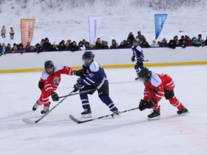 Зрелищной ничьей завершился матч звёзд мирового хоккея с якутской командой у Ленских столбов