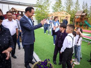 Глава Якутии поздравил воспитанников Нюрбинского межулусного комплексного центра помощи семьям и детям с новым учебным годом 