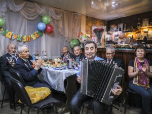 В социальной столовой Якутска поздравили ветеранов