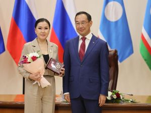 Айсен Николаев вручил государственные награды матерям Якутии