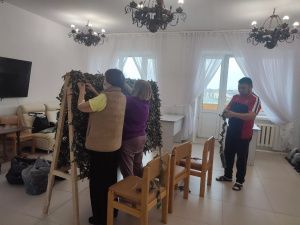 В больницах Якутии персонал и пациенты плетут маскировочные сети