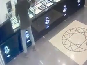 В центре Якутска дерзко ограбили ювелирный магазин. Видео