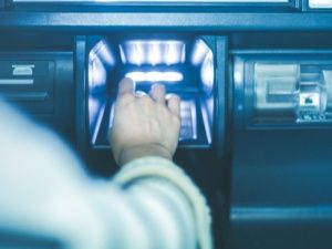 В Якутске мужчина похитил оставленные в банкомате деньги