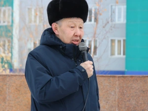 В Якутии возложили цветы к памятнику выдающемуся государственному деятелю республики Илье Винокурову