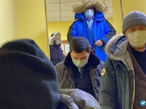 Виктор Лебедев явился в суд, но не один, а в сопровождении охраны. Уголовное дело в отношении него прекращено