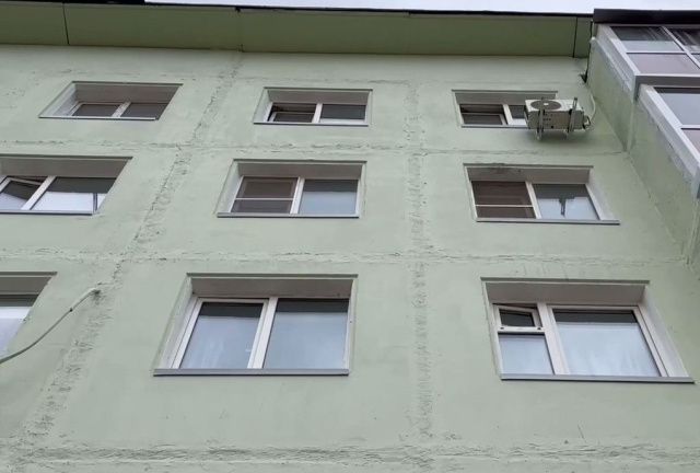 В Якутске из окна квартиры на четвертом этаже выпал двухлетний ребенок