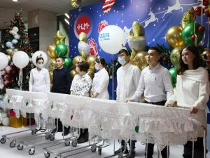 В Якутске состоялась торжественная выписка двух тройняшек 