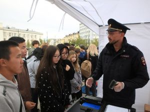 В Якутске полицейские провели патриотическое мероприятие, приуроченное Дню солидарности в борьбе с терроризмом