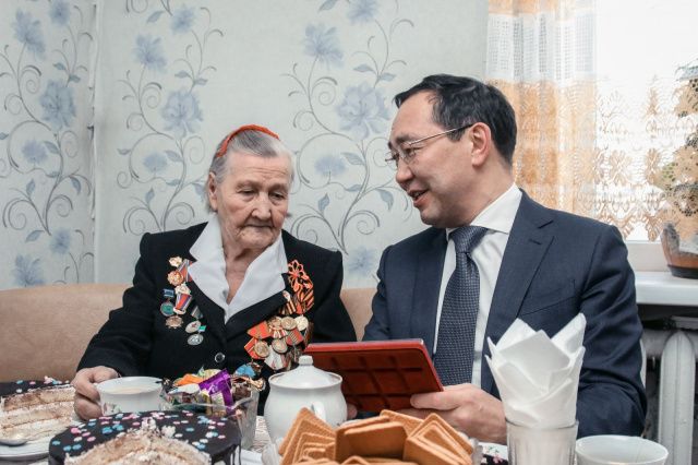 Айсен Николаев вручил ветерану войны первую в Якутии юбилейную медаль к 75-летию Победы