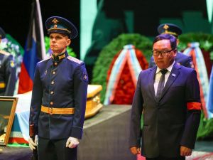 Фото: в Якутске прощаются с Михаилом Николаевым