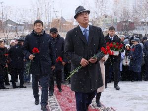 В День учителя в Якутске возложили цветы к памятнику Михаилу Алексееву