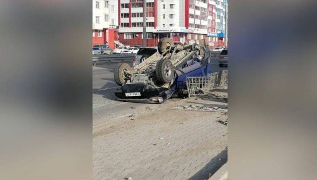 На улице Дзержинского перевернулся автомобиль