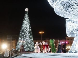 В Якутске приступят к демонтажу новогодней елки на площади Орджоникидзе