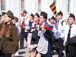 В Якутске прошло торжественное шествие школ, носящих имена героев Великой Отечественной войны «Гордимся славою героев»