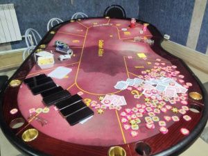 Карты, деньги, два стола: В Якутии мужчина и женщина два года содержали подпольный игорный зал