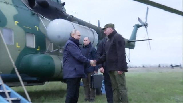 Президент РФ совершил первую поездку в ЛНР и побывал в штабе на херсонском направлении