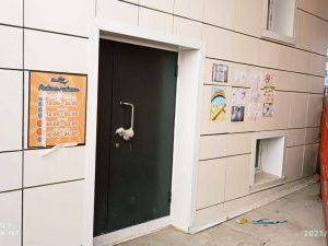 Фотофакт: детские рисунки повесили в 203 микрорайоне возле места, где собираются открыть бар «Пивчик»