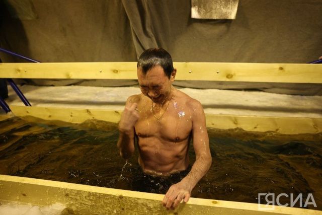 Глава Якутии окунулся в крещенскую купель