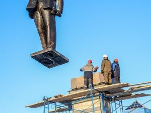 В отреставрированный памятник Ленину в Якутске заложили капсулу времени
