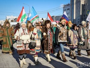 1700 человек прошлись в национальных костюмах по центру Якутска